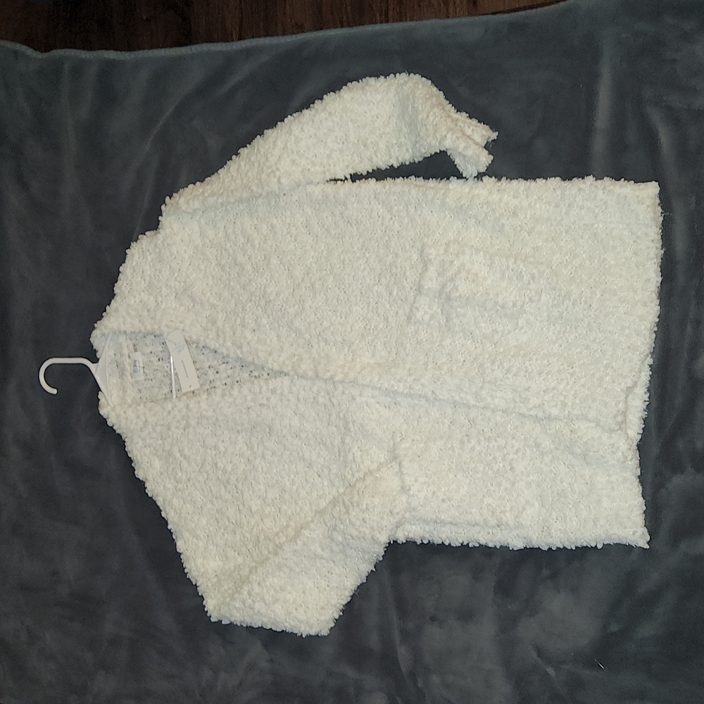 NWT  "Bluivy" White/Ivory  Size: Med/Large